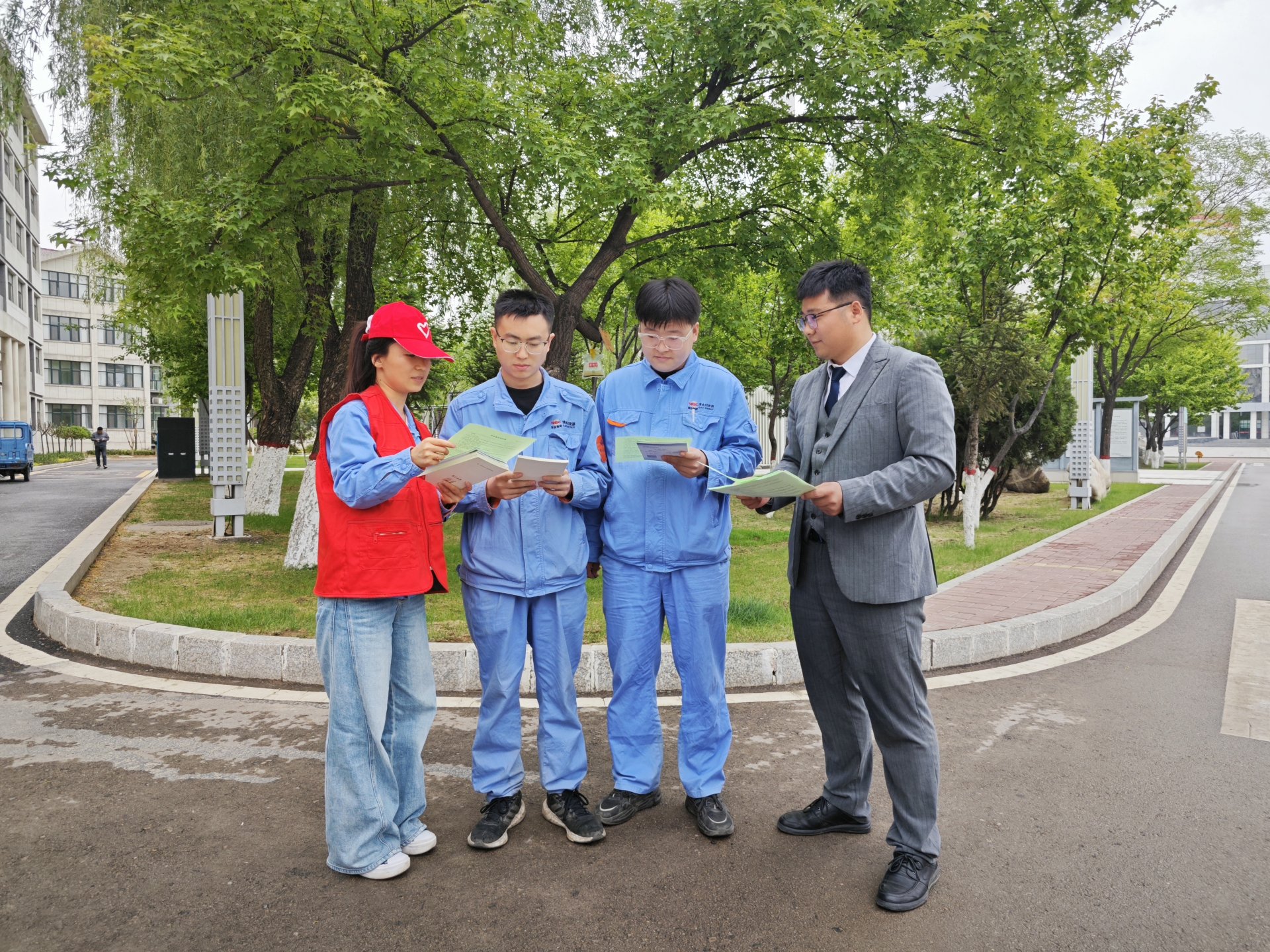 通过强化思想引领