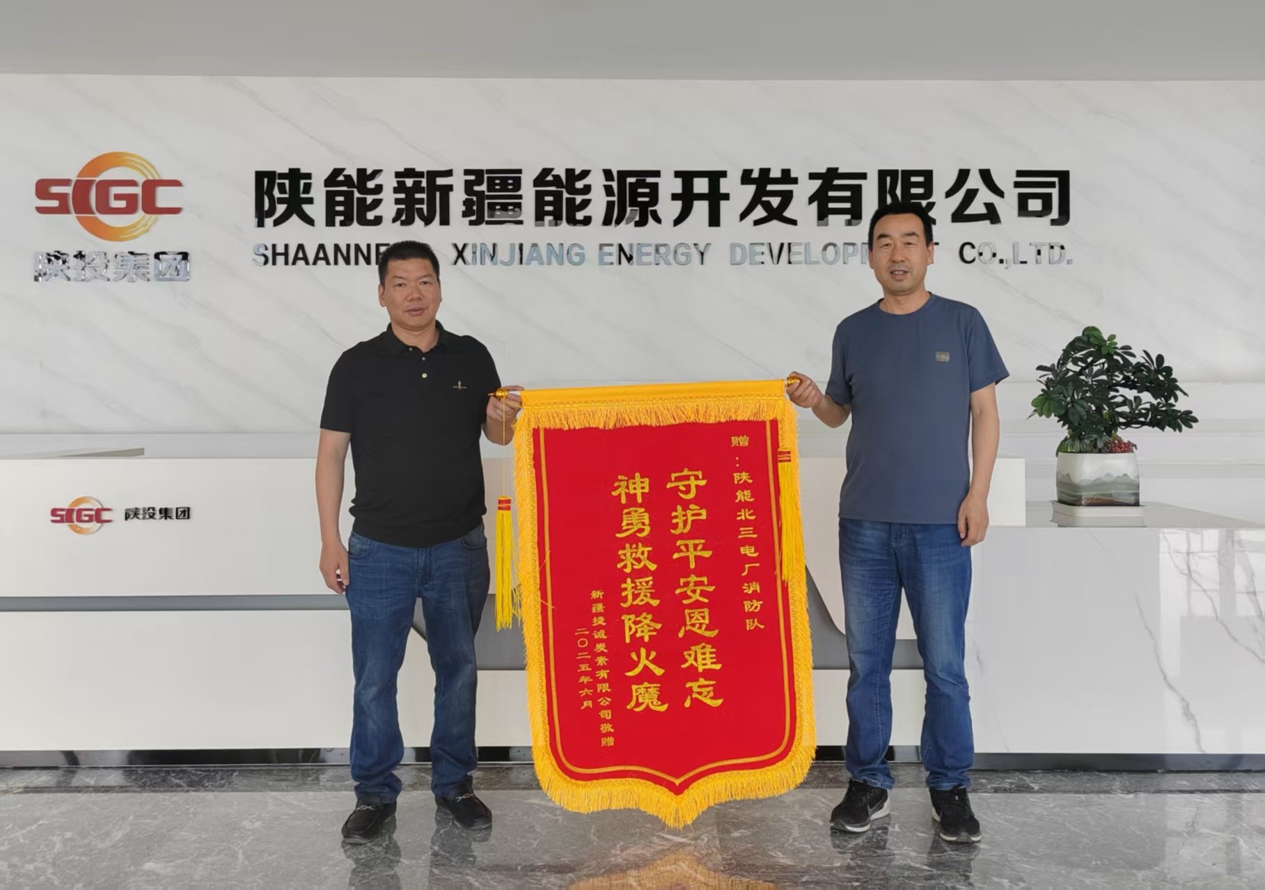 风裹着砂砾掠过龟裂的盐碱地