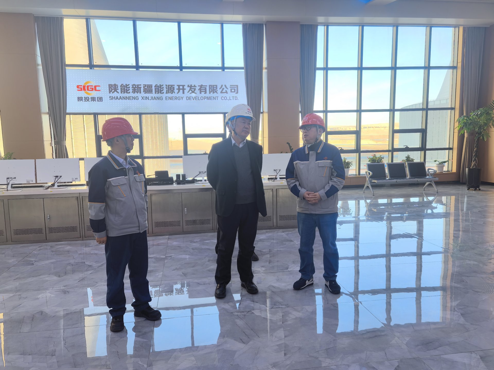 经营管理部相关人员随同