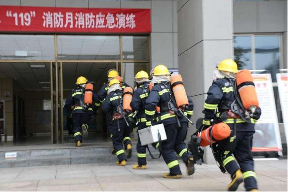 伴随着一阵急促的警报声