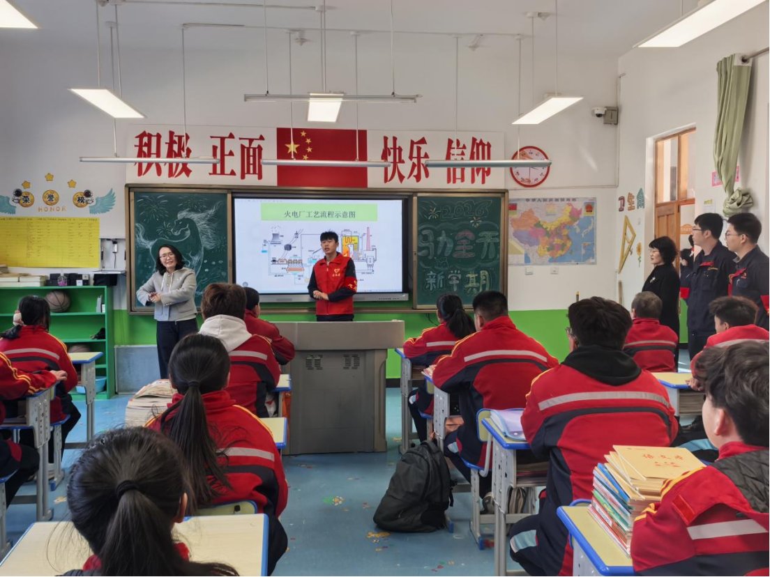 黄河边弯腰拾垃圾
